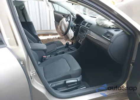 2015 Volkswagen Passat 1.8T S z USA, uszkodzony, nr VIN 1VWAT7A37FC028556